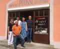 Bild: ihl
Der Schriftzug über dem Ladeneingang bleibt. An den Schaufenstern wird die Bäckerei Ries präsent sein. Martina und Marco Ries führen in der Altstadt das Geschäft von Doris und Siegfried Plößl (von links) weiter. Vorne Josef Vogl, der als Betriebsberater der Handwerkskammer Niederbayern-Oberpfalz in die Nachfolgelösung stark eingebunden war.