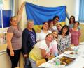 Bild: hai
Die Mitglieder der Interkulturellen Kochgruppe um Dolores Longares-Bäumler (Dritte von rechts) bereiteten beim ersten Kochabend seit zweieinhalb Jahren Gerichte aus der Ukraine zu.