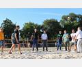 Bild: Dagmar Williamson 
Trainer Thomas Schaller, Spartenleiter Thomas Groha, Günter Simmerl von der Conrad-Sportförderung, Vorstand DJK-VC Amberg Theo Daller, BLSV-Bezirksvorsitzender Hermann Müller, Wolfgang Meier vom Stadtverband für Sport und Oberbürgermeister Michael Cerny (von links) testen mit vollem Einsatz den Sand unter ihren Füßen.
