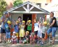 Bild: gb
Die Kita „Regenbogen“ Beidl hat ein neues Spielhaus. Gebaut und bemalt haben es die Kinder des Elternbeirates gemeinsam mit Elternbeiratsmitglied Walter Rinderer (links). Mit im Bild: Kindergartenleiterin Tanja Ruckdäschel (rechts) sowie Stellvertreterin Theresa Hofmann (hinten, Zweite von links).