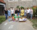 Bild: jba
Kindergartenleiterin Christine Schweppesch (Vierte von links) und Elternbeiratsvorsitzende Korinna Baur (Fünfte von links) freuen sich über die Spenden.