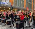 Bild: Karin Wilck
Das Regenwetter kann "Weiden träumt" nichts anhaben. Die Besucher kommen trotz der Nässe am Freitagabend zur langen Einkaufsmarkt mit Kultur und Kulinarik.
