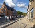 Bild: rn
Bei der Begehung der Baustelle Marktplatz ging Bauleiter Daniel Färber insbesondere auf das Anlegen der Gehwege und der Multifunktionsstreifen ein.