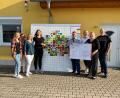 Bild: Kunst- und Kulturverein/exb
Kukuve-Vorsitzender Jürgen Frischholz (von rechts), Jasmin Fütterer (Erbendorf Hilft), Ulrike Scholz (Kukuve-Schriftführerin), Georg Neumann (Geschäftsführer Panzer Design) und Andrea Zimmermann (Kukuve, Zweite von links) bei der Spendenübergabe.