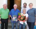 Bild: mma
Schon 40 Jahre lang kommen die Fochers auf den Laubhof. Anna und Christoph Ulrich (rechts) freuen sich mit ihnen. Hahnbachs Zweiter Bürgermeister Georg Götz (links) gratulierte und schenkte den Jubilaren ein Buch über die Sehenswürdigkeiten des Landkreises.