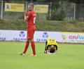 Bild: Hubert Ziegler
Sebastian Bauer (links) vom TV Roding freut sich über den Auswärtssieg seiner Mannschaft, während Frank Wagner (rechts) vom FC Amberg nach der 0:1-Heimniederlage am liebsten im Boden versinken will.