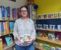 Bild: Bücherei Erbendorf/exb
Büchereimitarbeiterin Eva Gruber mit den neu angeschafften Tonies.
