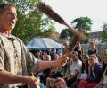 Bild: Hirsch
Jongleur Sepp Schabernack ließ beim Mittelaltermarkt in Neunburg v.W. die Besen "tanzen" und begeisterte das Publikum.