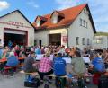 Bild: lei
Nach dem kirchlichen Segen folgte am Feuerwehrhaus der gemütliche Teil mit Bier vom Fass, Grillspezialitäten und einem reichen Sortiment an Weinen.