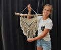 Bild: ubb
Kursleiterin Nina-Naomi Mickisch hat mit den Kursteilnehmerinnen diesen Wandbehang in Makramee-Technik geknüpft. In drei Stunden war das Prachtstück fertig.