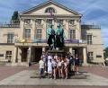 Bild: Christian Schreiner/exb
Gruppenbild vor dem Doppelstandbild der deutschen Dichter Johann Wolfgang von Goethe und Friedrich von Schiller vor dem Deutschen Nationaltheater in Weimar.