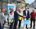 Bild: fdl
Mit vereinten Kräften wurde der 40.000. Bayern-W-Lan-Hotspot am Hirschauer Infopoint freigeschaltet. Am Drücker (von links): Bürgermeister Hermann Falk, MdB Susanne Hierl und Staatsminister Albert Füracker.