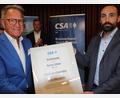 Bild: kro
Bezirksvorsitzender Armin Bulenda überreicht Reiner Meier (links) die Ernennungsurkunde zum Ehrenvorsitzenden der CSA Oberpfalz.