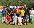 Bild: gel
Sportliches Highlight an der Dreifaltigkeits-Mittelschule: die Fußball-Weltmeisterschaft in Katar: (hinten, von links) Konrektorin Stefanie Löffler, Stadionsprecher/Schiedsrichter Philipp Keilholz, Zeitnehmer Amjad Khalaf (9b), Organisator Thomas Gebele und BFV-Bezirksvorsitzenden Thomas Graml nahmen die Siegerehrung vor: (Von links) 1. Argentinien (D-5/6), 2. Deutschland (Lehrerteam), 3. Frankreich (5b), 4. Spanien (7a), 5. Kroatien (5c), 6. Niederlande (6a) sowie (kniend) 7. England (7b), 8. Katar (8c), 9. Schweiz (5a), 10. Portugal (8a), 11.Brasilien (8b), 12. Belgien (6b).