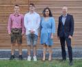 Bild: BSZ Wiesau/exb
Lehrer Jochen Römisch (rechts) gratulierte (von links) Jonas Hermann, Yannick Plischke und Verena Ries zum Abschluss.