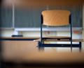 Bild: Marijan Murat/dpa/Symbolbild
Ein Stuhl steht in einem Klassenzimmer auf dem Tisch.