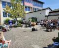 Bild: jzk
Nicht in der Stadtpfarrkirche, sondern im Pausenhof feierten die Realschüler ihren Schulschlussgottesdienst. Rechts singt Anna Maria Beck mit dem Schulchor.