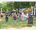 Bild: hcz
Beim "Stadtbad-Familien- und Kinderfest" wurde der neue Spielwagen des Stadtjugendrings erstmals vorgestellt.