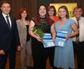 Bild: gf
Bei der Freisprechungsfeier wurden die Prüfungsbesten ausgezeichnet (von links): Wolfgang Reif von der Industrie- und Handelskammer, stellvertretende Innungsobermeisterin Bianca Sommer, Selina Partsch, Innungsobermeisterin Claudia Rubenbauer, Julia Eckl und Kreishandwerksmeister Hans Weber.