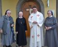 Bild: gi
Pfarrer Udo Klösel konnte die Mallersdorfer Klosterschwestern Angelina Hummer (rechts) und ihre Mitschwester Leopoldine (links) sowie Schwester Angelika Summer (Zweite von links) begrüßen und ihnen einen schönen und erholsamen Heimaturlaub wünschen.