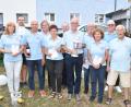 Bild: hcz
Schießwart Bernhard Kellner (rechts) gratuliert den erfolgreichen Schützen der "7er"-Kameradschaft.