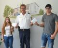 Bild: dob
Sandra Bayer aus Pleystein (links) und Johannes Wittmann aus Faislbach bei Georgenberg (rechts) erhalten durch Ersten Polizeihauptkommissar Martin Zehent von der Vohenstraußer Polizeiinspektion eine Belohnung für ihren gezeigten Bürgersinn.