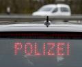 Bild: Carsten Rehder/dpa 
Eine unbekannte Person zerkratzt in Eslarn Fahrzeuge.