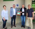 Bild: Kerstin König/exb
Er kommt hoffentlich nie zum Einsatz, aber im Notfall ist er da: (von links) Ordnungsamtsleiterin Rosalia Wendl, Bürgermeister Michael Göth, Erwin Gräml vom Roten Kreuz und Rektor Peter Danninger freuen sich über den neuen Defibrillator am Eingang der Krötensee-Mittelschule.