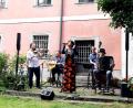 Bild: rbr
Das Ensemble "Foaie Verde" mit Sebastian Mare (Geige), Katalin Horvath (Gesang), Frank Wekenmann (Gitarre), Vladimir Trenin (Bajan) und Veit Hübner (Kontrabass) aus vier europäischen Ländern begeistert beim Sommerkonzert am Sonntagnachmittag die Zuhörer.