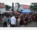 Bild: fks
Auch wenn es zwischendurch immer wieder mal geregnet hat, war der Abend weitestgehend trocken und die Sitzplätze zum Dorffest waren fast vollständig besetzt.