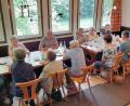 Bild: bsc
Treffen der Selbsthilfegruppe der Schlaganfallbetroffenen und Aphasiker im Landkreis Tirschenreuth: Vorsitzender Dieter Niewolik (rechts) freute sich mit den Mitgliedern über einen gelungenen Nachmittag im „Eisenbahnerhaus“ auf der Bärnhöhe.
