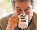 Bild: Peter Kneffel/dpa
Immer eine neue Tasse: Markus Söder bei der letzten bayerischen Kabinettssitzung vor der Sommerpause.