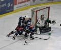 Archivbild: Gebert
Die Blue Devils Weiden starten am 30. September mit dem Heimspiel gegen den EHC Klostersee in die Oberliga-Saison 2022/23. Das Bild zeigt eine Szene aus der vergangenen Spielzeit mit dem Weidener Edgars Homjakovs (blaues Trikot) gegen den Höchstadter EC.