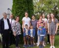 Bild: fvo
Thekla Hille (Vierte von rechts) feiert im Kreise ihrer Familie und Gratulanten ihren 80. Geburtstag.