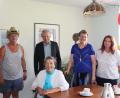 Bild: flt
Bürgermeister Lothar Müller (Zweiter von links) und Tanja Schedl (rechts) von der AWO gratulierten zusammen mit einigen Bewohnern der Seniorenresidenz der Jubilarin Maria Stoß zum 85. Geburtstag.