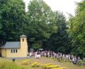 Bild: rfi
Zahlreiche Bürger folgen der Einladung des OWV Tännesberg zum Freiluftgottesdienst und Frühschoppen auf den Schloßberg.