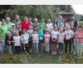 Bild: jr
Eröffnet wurde am Samstag das Mitterteicher Ferienprogramm mit einer Aktion des Obst- und Gartenbauvereins im Kreislehrgarten. Nach vielen lustigen Spielen stand das gemeinsame Backen einer Pizza im Mittelpunkt. Mit dabei Iris Kick und Vorsitzende Marion Puchta (von links), sowie Bürgermeister Stefan Grillmeier (Vierter von links), zahlreiche Helfer des Obst- und Gartenbauvereins sowie die beiden Jugendbeauftragten.