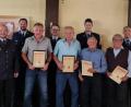 Bild: szl
Die Feuerwehr Wurz ehrte langjährige Mitglieder. Mit Ludwig Fütterer (Sechster von links) und Franz Witt (Vierter von links) ernannte der Vorstand zwei neue Ehrenmitglieder.