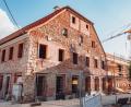 Bild: sfo
Seitenansicht des Rathaus II: Altbau und Neubau sind zu sehen. Freie Flächen des Gebäudedaches sollen mit Solarmodulen ausgestattet werden.