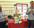 Bild: ubb
Passend zur neuen Küche in der Versorgerhütte: Diakon Fabian Endruweit und Martin Waßink (von links) erstellten ein eigenes Rezept, was eine große Essens-Gemeinschaft außer dem Verzehr von Speisen noch ausmacht.