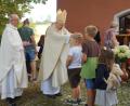Bild: wel
Bischof Dr. Rudolf Voderholzer segnete nach dem Pontifikalgottesdienst vor der Jakobikirche die Kinder. Pfarrer Herbert Rösl überreichte ein Bildchen des Bischofs.