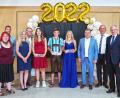 Bild: njn
Klassenlehrerin Sybille Schieler (von links), Elternbeiratsvorsitzender Martin Gallersdörfer, Rektorin Sabine Graser und Krummennaabs Zweiter Bürgermeister Herbert Mattes sowie (von rechts) Bürgermeister Johannes Reger, seine Amtskollegen Werner Prucker (Reuth) und Karlheinz Budnik (Windischeschenbach) mit den besten Quali-Absolventen (von links) Lea Völkl, Michael Fichtner und Lara Lederer.