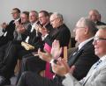 Bild: Gabi Schönberger
Applaus für das neue Caritas-Sozialzentrum in Weiden gibt es von Bischof Rudolf Voderholzer sowie von Bürgermeistern Lothar Höher und Reinhold Wildenauer, Daniel Bronold, Geschäftsführer des Caritas-Kreisverbands Weiden und Caritasdirektor Michael Weißmann.