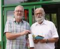 Bild: Mittelschule Auerbach/exb
Schulleiter Ferdinand Höllerer (links) überreicht Rudolf Haberberger ein Abschiedsgeschenk.