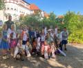 Bild: Andrea Kausler/exb
Die Gesamtsiegerklasse bei den Waldjugendspielen, die 3c der Max-Josef-Grundschule Amberg, mit ihrem Forstpaten Sven Grünert