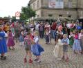 Bild: ak
Zahlreiche Besucher scharten sich um die Kindertanzgruppe Plössen bei deren Auftritt.