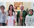 Bild: rgr
Während des Gottesdienstes in der Josefskirche Hütten, den Ruhestandspfarrer Hans Bayer zelebriert, wird Liliana Diaz (rechts) als neue Ministrantin gesegnet. Auch Gemeindereferentin Christine Gößl (von links) sowie Sophia Denk und Elisabeth Denk (vorne) freuten sich darüber sehr.