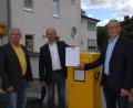 Bild: pop
Post aus dem Vilstal für München: Die Bürgermeister Hans Ram (Mitte) aus Ensdorf und Erwin Geitner (rechts) aus Rieden sowie Martin Bauer (links), 2. Bürgermeister von Schmidmühlen, haben gemeinsamen einen Brief an den bayerischen Kultusminister geschrieben, weil sie sich um den Erhalt der Mittelschule Ensdorf sorgen.