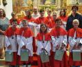 Bild: mas
Pater Rafau nahm Felix Meier, Simon Würth, Lina-Marie Weniger, Hannes Schiener und Friedrich Piehler (vorne, von links) als neue Ministranten auf. 22 Jahre hat sich Andrea Seidl (links) mit viel Herzblut um die Minis von St. Salvator gekümmert, diese Aufgabe übernimmt nun Carolin Würth (rechts).