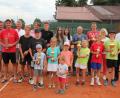 Bild: kro
Die Sieger der diesjährigen Tennis-Stadtmeisterschaften. Es gratulierten Bürgermeister Franz Stahl (rechts) und TC-Vorsitzender Claus Bäumler (links).